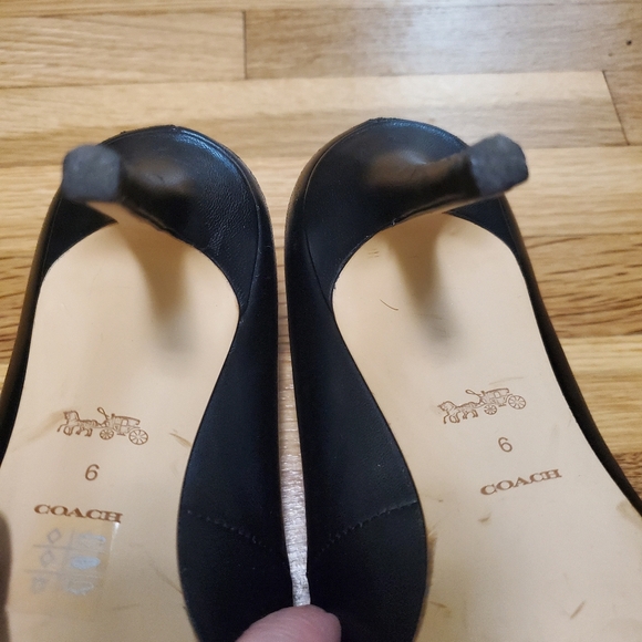 Coach pointed toe black heels with gold coach emblem - Picture 4 of 7